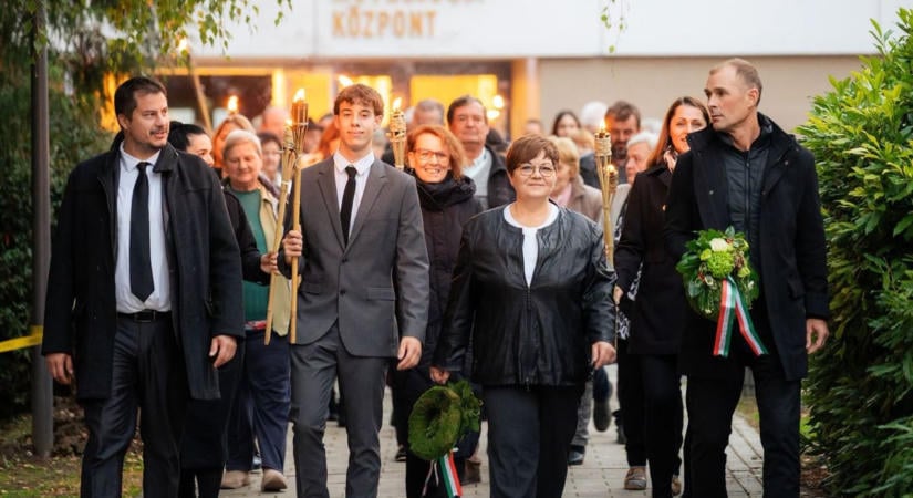 Fáklyák fénye és rangos elismerés – így emlékezett Bonyhád 1956 hőseire
