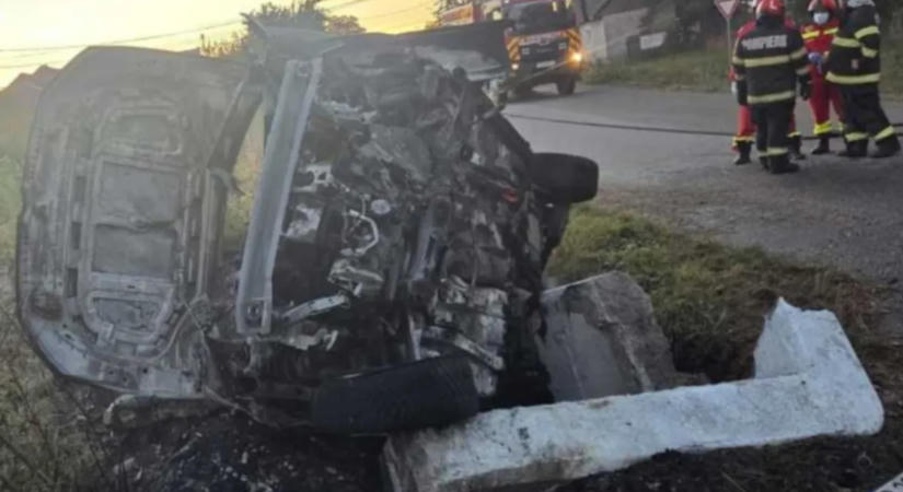 Hídfőnek csapódott, majd kigyulladt egy autó – két kiskorú égett benn