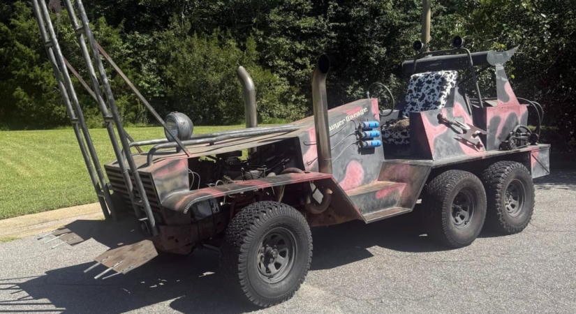 Hat kerék és lángszóró: eladó a Mad Max rémautója