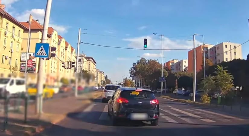Gyermekkel az autóban kényszerített megállásra egy taxist az agresszív sofőr – videóval