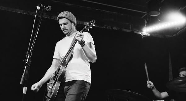 Élő koncertanyaggal jelentkezik a hazai modern blues feltörekvő tehetsége, Kustan Adam
