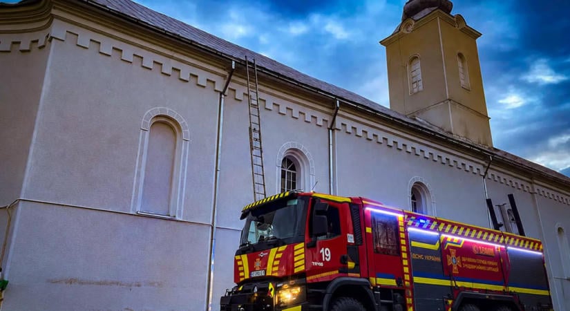 Tűzoltók akadályozták meg egy templom teljes leégését a Técsői járásban