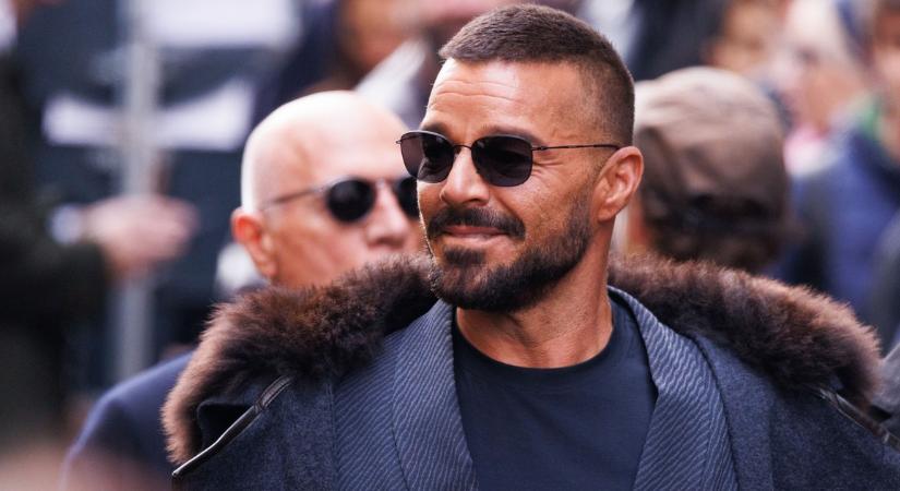 „Megszokták a sok utazást” – Nem egyedül érkezik Magyarországra a szingli Ricky Martin!