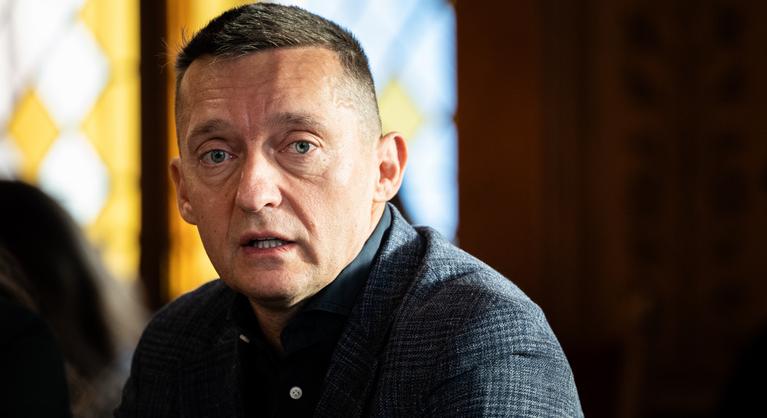 Újabb fotók készültek Rogán Antalról, ezúttal a bécsi repülőtéren