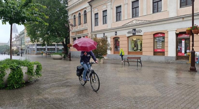 Hidegfronttal érkeznek a zivatarok: a Dunántúlon viharos szélre és jégesőre figyelmeztetnek