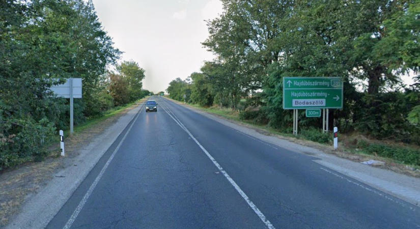 Fának csapódott egy autó a 35-ösön