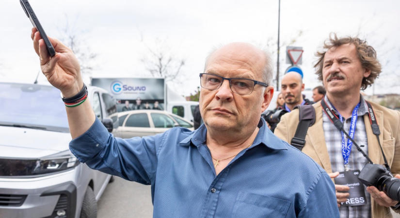 Parlamenti páholyban tűnt fel a köztévétől biztonsági őrökkel kivezettetett Császár Attila – kiderült, melyik pártot segíti
