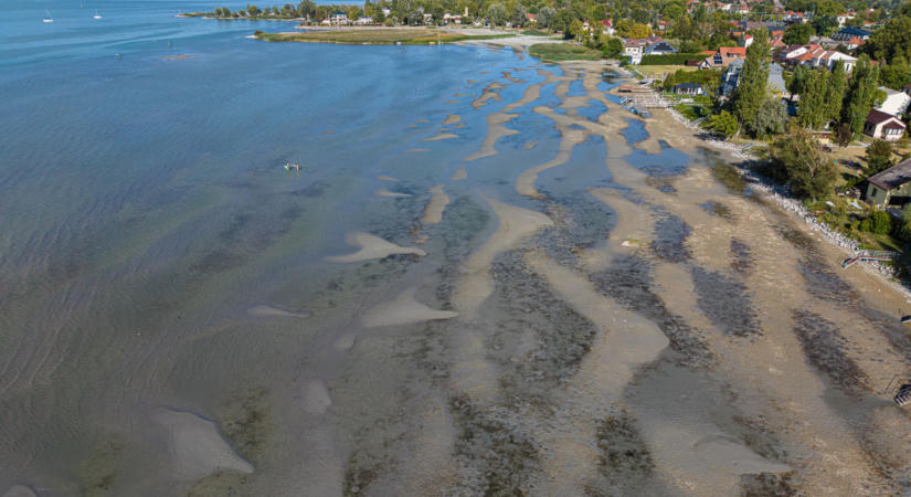 Egyre több homokpad bukkan elő a Balatonban