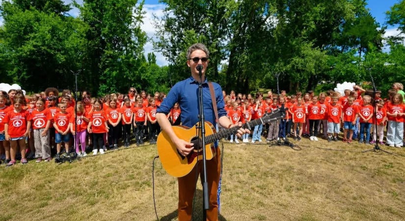 Több mint 3000 magyar gyerek énekelte ugyanazt a dalt – különleges klip lett a vége