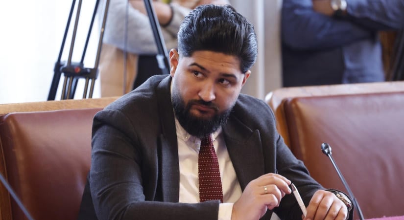 Radics Béla kiállt Kubatov Gábor mellett a parlamentben – fotó