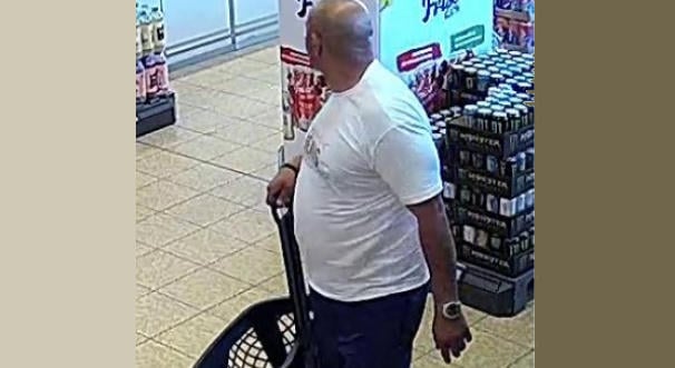 Keresik a rendőrök a fóti csokiszörnyet