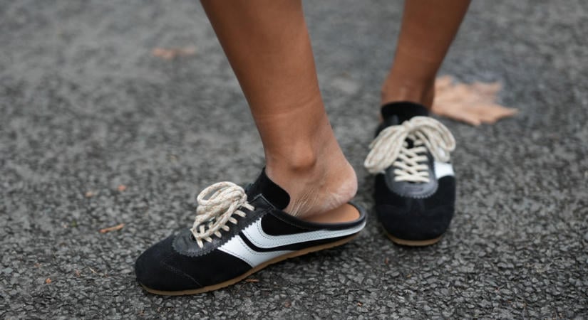 Új kedvenc cipőnk lehet őszre: a "sneaker mule" egyszerre menő és elképesztően kényelmes