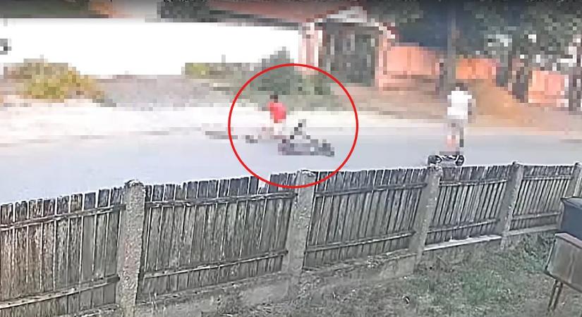 Hatalmasat esett az elektromos rollerrel a kamasz fiú, életveszélyes sérüléseket szenvedett – videó