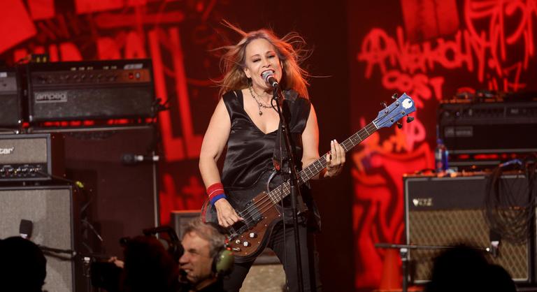 Agydaganatban halt meg a híres rockzenész, Jennifer Finch