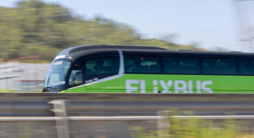Nagy bejelentést tett a FlixBus: indulnak a belföldi járatok - retteghet a MÁV és a Volánbusz?