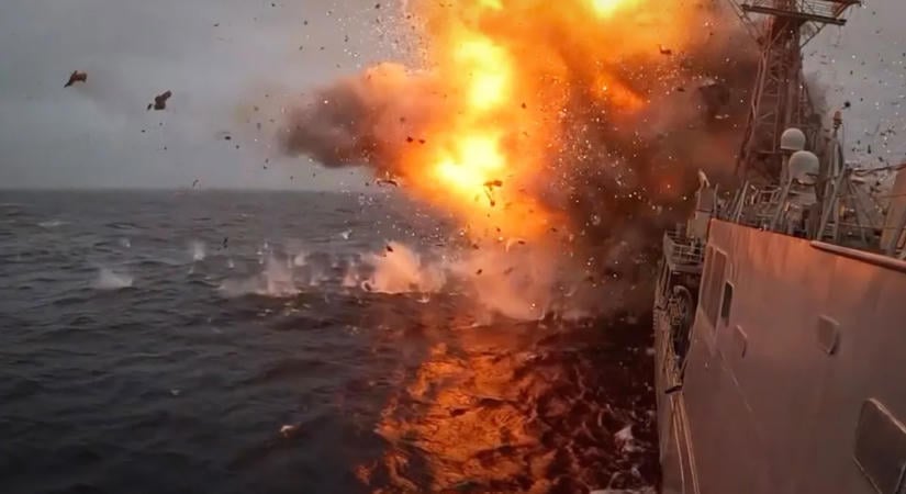 Rakétával és torpedóval süllyesztettek el egy amerikai hadihajót Skócia partjainál – videó
