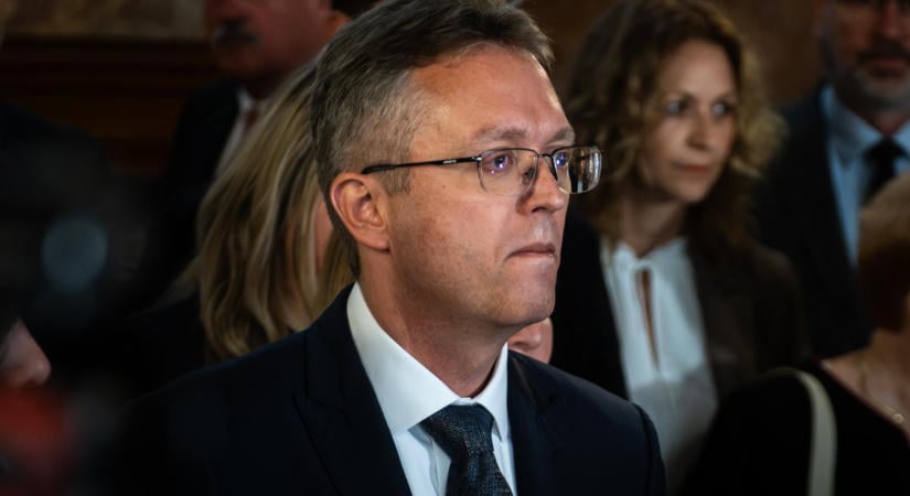 Imával és közös énekléssel álltak ki Hankó Balázs mellett Gödöllőn
