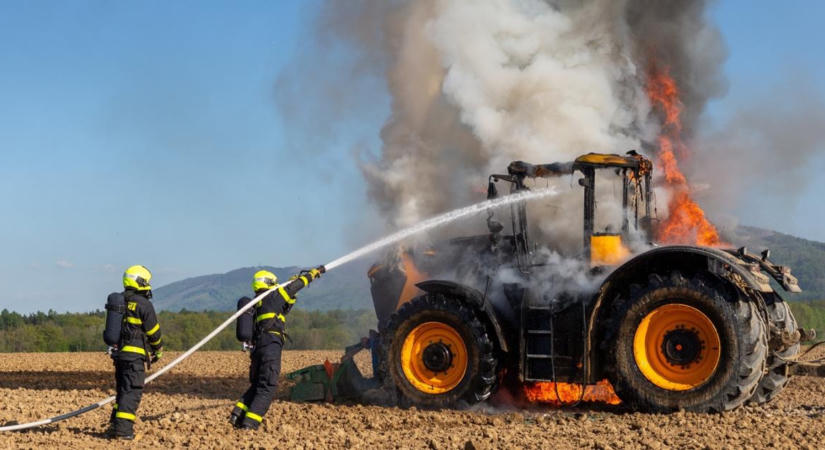 Rémálom: porig égett a traktor a Dunántúlon
