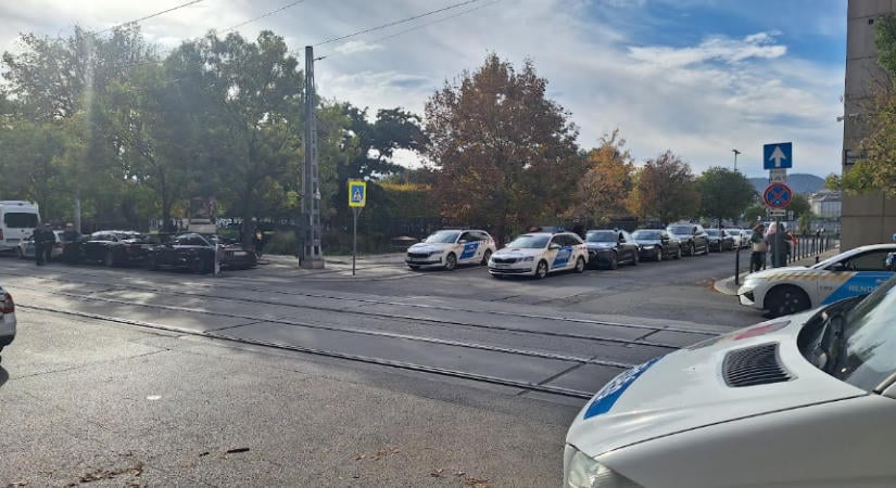 Rendőrautók lepték el a Kossuth tér környékét