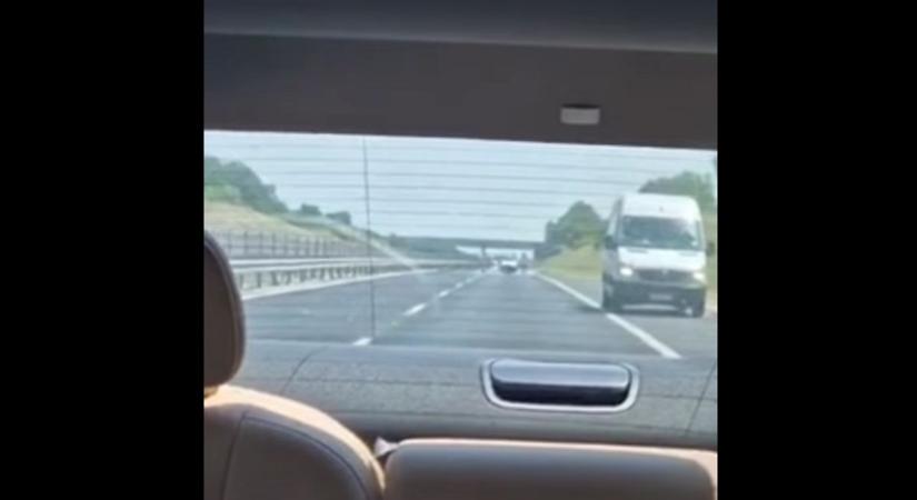 Dermesztő manőverek az M6-oson: többször is elbólintott a furgon sofőrje (VIDEÓ)