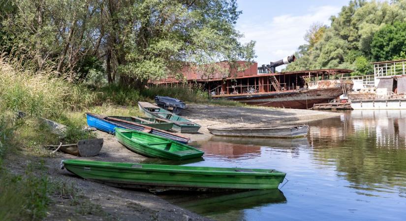 Oldalára dőlt a neszmélyi gőzös, így apadt el a Duna  fotók