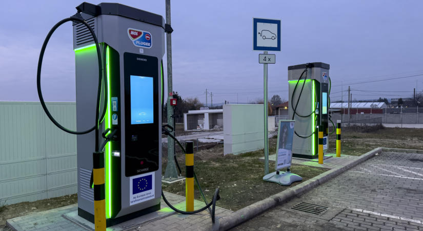 Kilenc helyszínre telepít 300–600 kW-os ultragyors töltőket a MOL Plugee