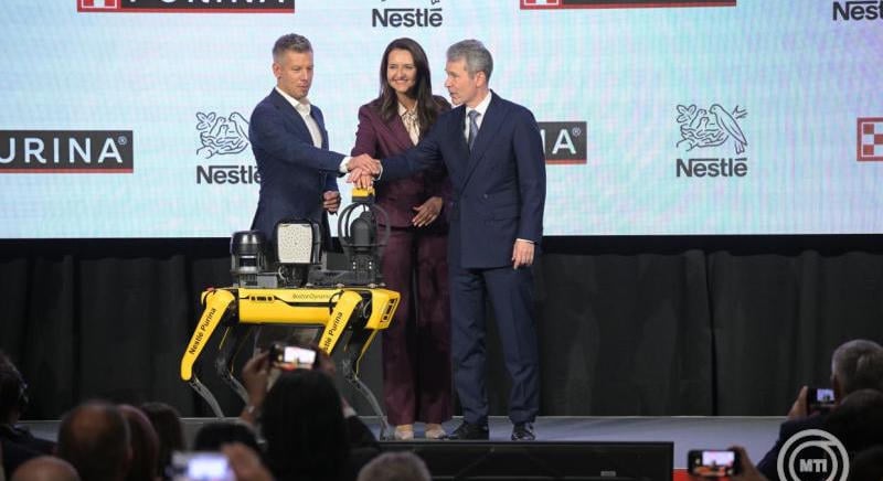 Újabb 390 embernek ad munkát a Nestlé büki gyára – robotkutya is feltűnt az átadón