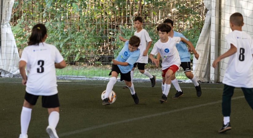 A sport tényleg nem csak a mozgásról szól: a focipályán kaptak új lehetőséget hátrányos helyzetű gyerekek