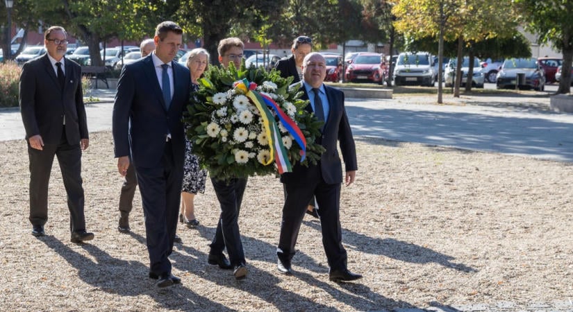 Koszorúzással és néma főhajtással emlékeztek az aradi vértanúkra Fehérváron (galéria)