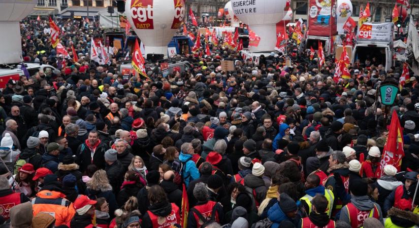Milliós tüntetéssel és sztrájkkal válaszolnak a nyugdíjreformra a franciák