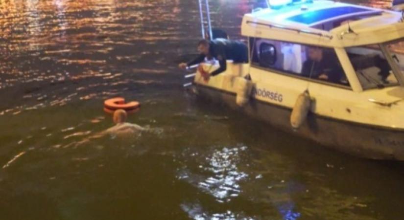 Elfogató parancs volt érvényben Szabó Bálint ellen miközben a keddi tüntetésen rendőrautó alatt trombitált