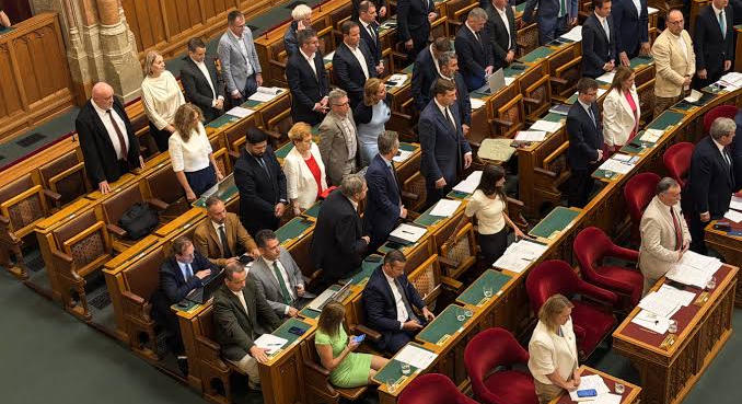 A Mi hazánk újabb parlamenti botrányt csinált: megint ülve maradtak, ezúttal a roma holokauszt megemlékezésén
