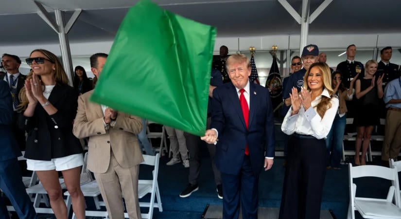 Ketrecharc után autóverseny – Trump lengette a zöld zászlót Washingtonban