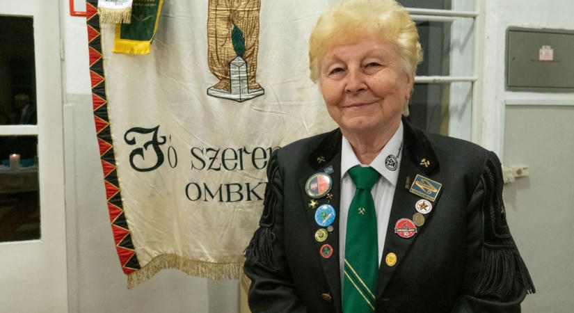 Erzsike, a bányász hagyományok fáradhatatlan őrzője nem engedi feledni a szénporos múltat