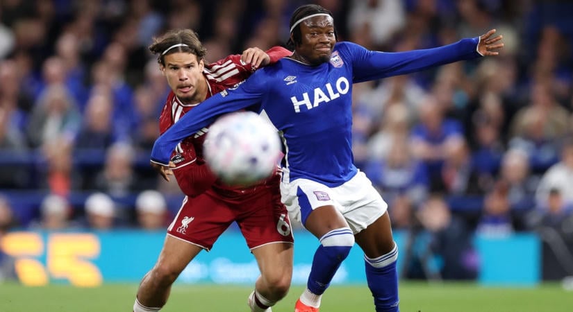 „Szánalmas, fogalmatlan, hasznavehetetlen” – Hiába nyert a Liverpool, a szurkolók nem szállnak le Kerkez Milosról