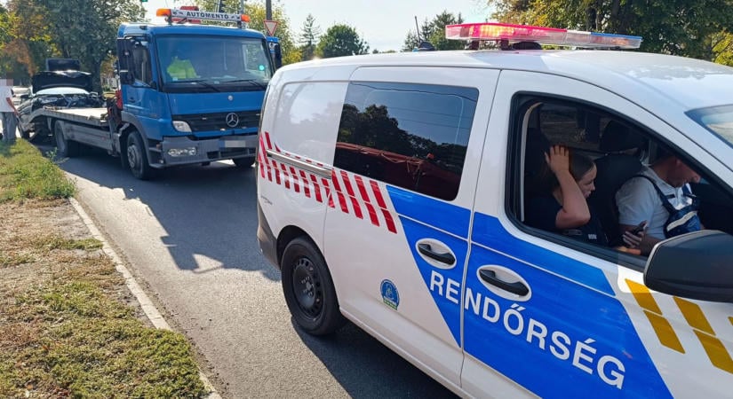 Villanyoszlopoknak is nekicsapódott egy autó a kiskunhalasi karambolban  fotók, videó