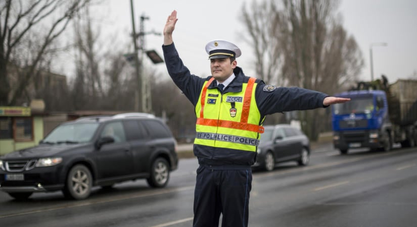Sportot űz a 13 éves gyerek a rendőrök előli menekülésből – motorral