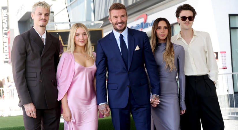 Mindenki Harper Beckham ruhájáról beszél: ebben a pánt nélküli dressben érkezett Victoria Beckham párizsi bemutatójára