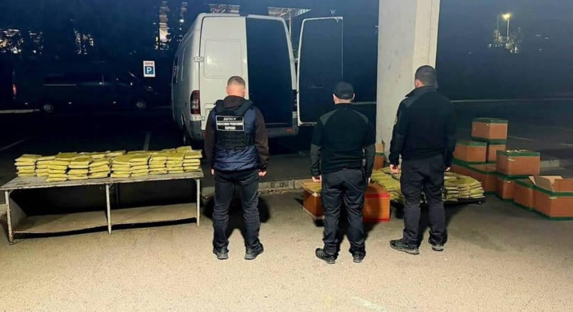 Hatalmas fogás a csapi határon: 652,8 kilogramm feltételezett kratomot találtak