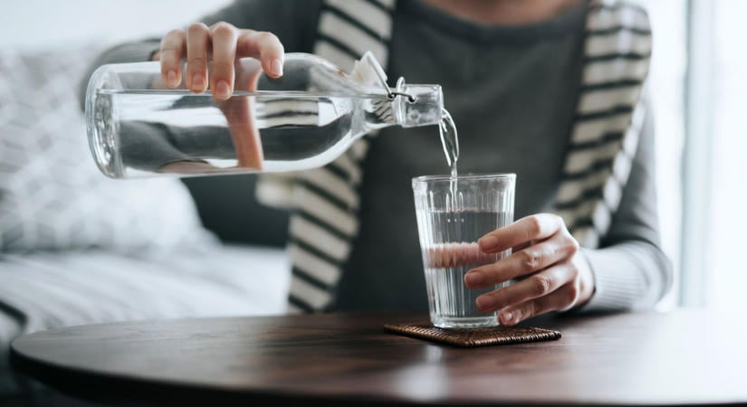 Meddig iható a pohárban hagyott víz? – Ennyi idő alatt szaporodhatnak el benne a baktériumok