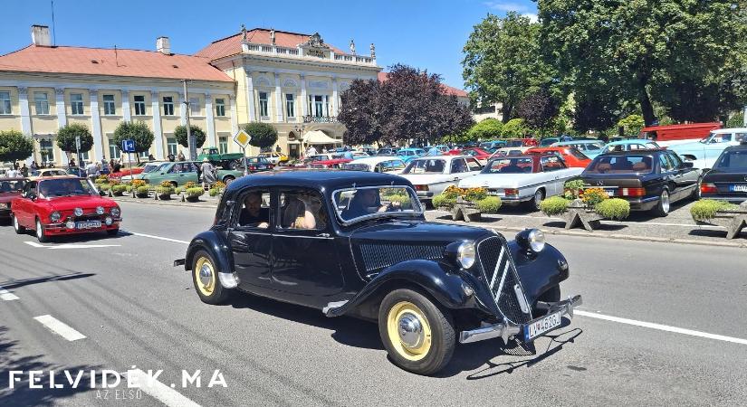 Veterán járművek lepték el Ipolyság főterét