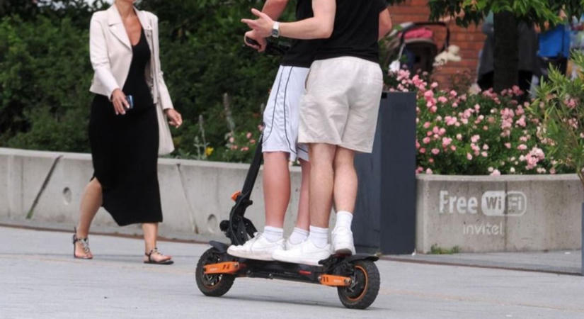 Ketten száguldottak a rolleren, egy idős nőt gázoltak el a veszprémi sétálóutcán