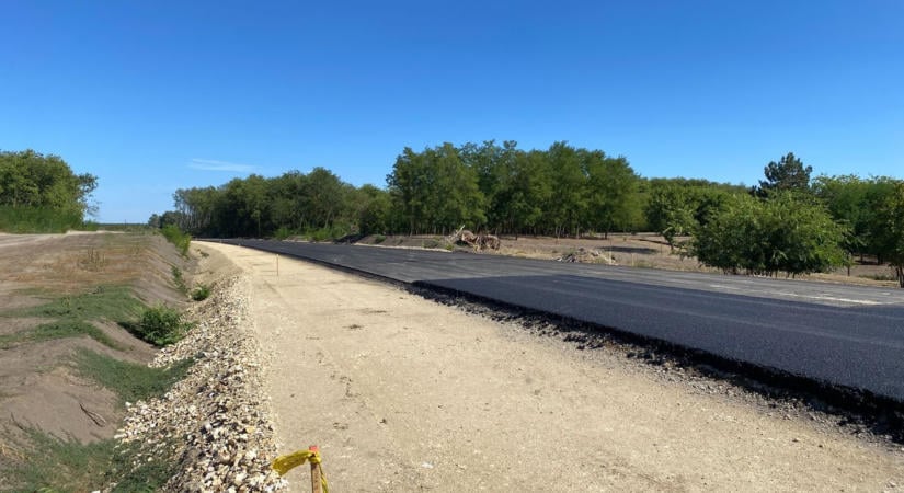 Látványos fázisba lépett a 16 milliárdos beruházás: már aszfalt is került a bajai déli elkerülő szakaszaira  fotók