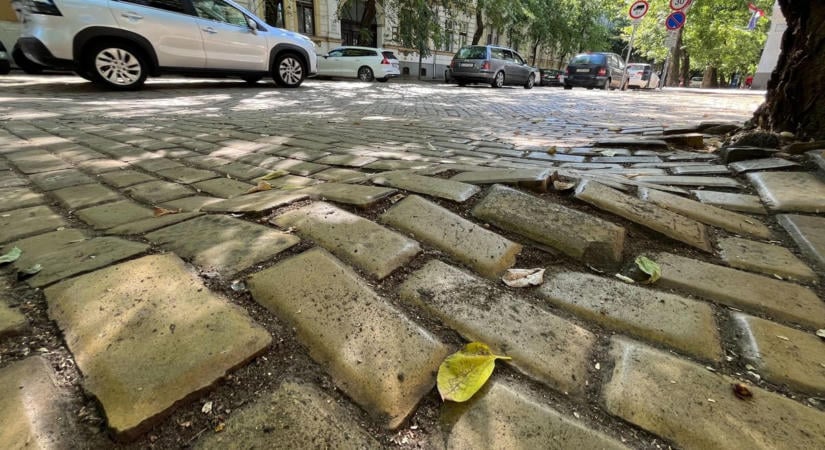 Kátyúk, megsüllyedt sárga macskakövek: a kecskeméti utak állapotáról a válaszra még várni kell