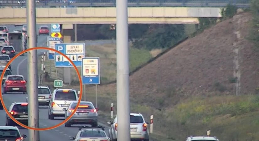 Hajszálon múlt a tragédia az M3-ason: elképesztő manővert vett fel a kamera