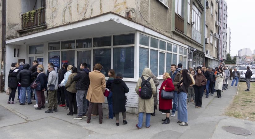 Kétharmadhoz közel a részvétel, súlyos vádak kísérik a szavazást Szerbiában