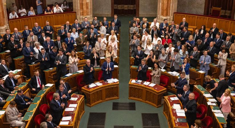 Átment a parlamenten a polgármesterek fizetését befagyasztó törvény