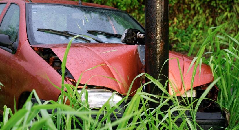 Villanyoszlopot döntött ki egy személyautó Törökszentmiklóson