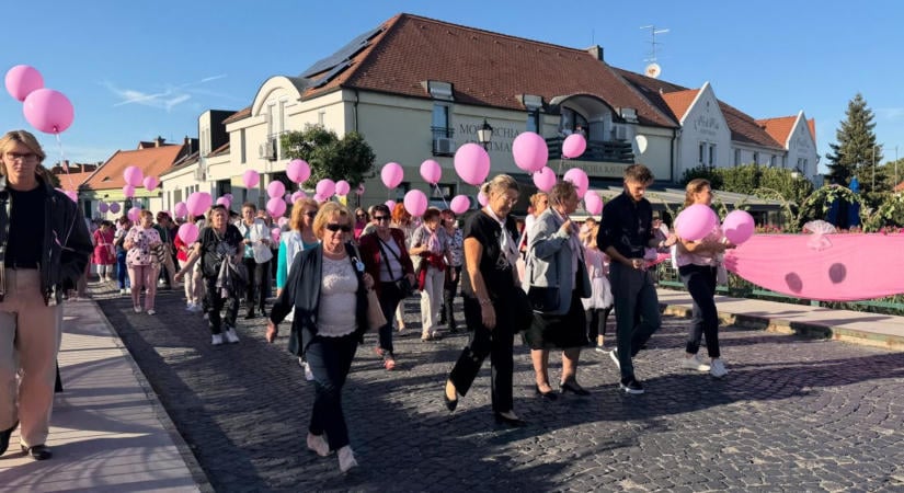 Rózsaszín szalagok és életmentő üzenetek: tizenhatodszor sétáltak a mellrák elleni küzdelemért
