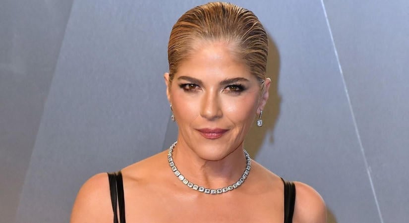 Az 54 éves Selma Blair új frizurával hódít: a shixie fazon vékony szálú hajjal is csodát tesz – FOTÓ